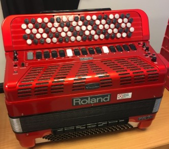 Roland FR-7B RD brukt  rødt knappespill med bag. Står i norsk system  kan også leveres i svensk
