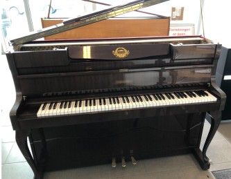 Schimmel brukt piano Chippendale modell  ca. 1965 høyglanspolert    i mørk nøtt med lampetter .Ta kontakt for levering. 