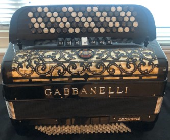Gabanelli brukt 3 kor Cassotto og håndfilte stemmer svensk system  med koffert  Pent spill . Ny lavere pris.  Reservert til mandag   mandag 20,11