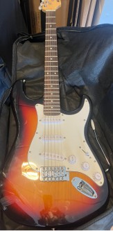 ROKSTARK brukt Stratocaster elgitar sunburst med Rockbag  bag. Meget pen  